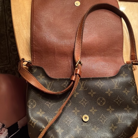 Almost new condition , very comfortable bag. 100% real. Used it few times. - Picture 9 of 9